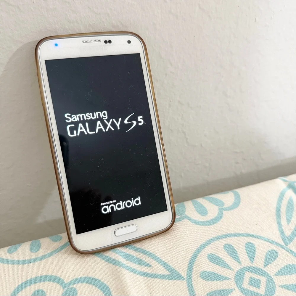 Unlocked Samsung Galaxy S5 flagship phone and charger and spare battery!